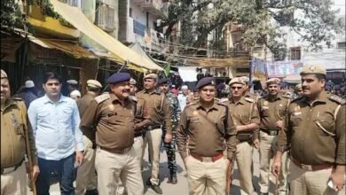 दिल्ली में झील मार्केट से जगतपूर्ति टाइल्स मार्केट तक पुलिस टीम ने किया फ्लैग मार्च, लोगों से शांति और सौहार्द बनाए रखने की अपील की