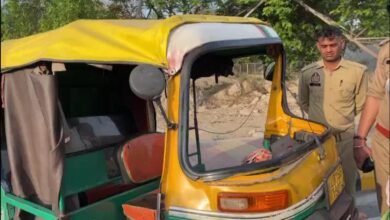 नोएडा तेज रफ़्तार ऑटो ने बाइक सवार में मारी टक्कर, बाइक सवार युवक हुआ गंभीर रूप से घायल