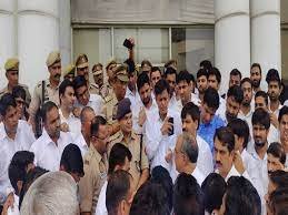 जिला न्यायालय के वकीलों की हड़ताल तीसरे दिन बुधवार को भी जारी रही। पुलिस के विरोध में वकीलों ने डीसीपी कार्यालय का घेराव किया
