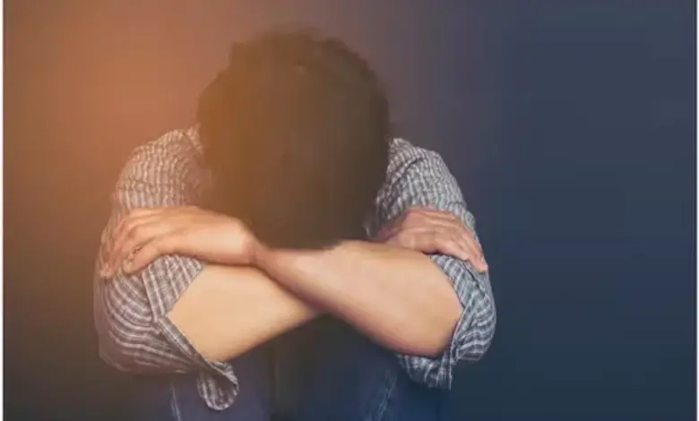 ग्रेटर नोएडा वेस्ट के थाना बिसरख क्षेत्र में एक बीसीए छात्र ने शाहरुख नहीं बन पाने पर अपनी जीवनलीला समाप्त कर ली। घटना से पहले छात्र ने सुसाइड नोट लिखकर माता-पिता से माफी मांगी थी