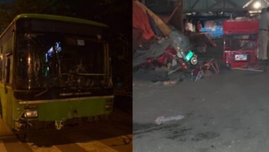 सेक्टर-37 अंडरपास के पास सोमवार की शाम को ई-रिक्शा अनियंत्रित होकर पीछे से डीटीसी बस में जाकर टकरा गया