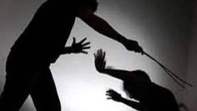 थाना सूरजपुर क्षेत्र के गांव खेड़ी भनोता स्थित एक स्कूल के अध्यापक ने बाल बड़े होने से नाराज होकर चौथी क्लास में पढ़ने वाले एक छात्र की बेरहमी से पिटाई कर दी