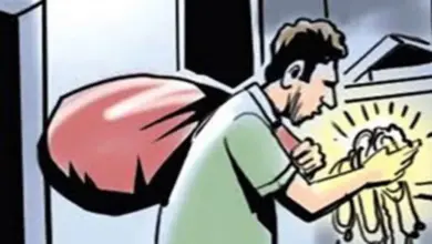 जनपद बुलंदशहर के महिला थाने में तैनात निरीक्षक रजनी वर्मा पत्नी किशन वर्मा ने थाना सूरजपुर में रिपोर्ट दर्ज कराई है कि वह देवला गांव में मकान बनाकर अपने परिवार सहित रहती हैं