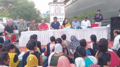 नोएडा एंटरप्रिनियोर्स एसोसिएशन (NEA) के अध्यक्ष विपिन मल्हन अपनी टीम के साथ मतदाता जागरूकता अभियान के अंतर्गत औद्योगिक सेक्टर का भ्रमण किया