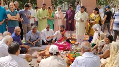 सेक्टर 137 स्थिति पारस टियेरा सोसाइटी में अपार्टमेंट ऑनर्स एसोसिएशन के खिलाफ लोगों ने महाहवन का आयोजन किया