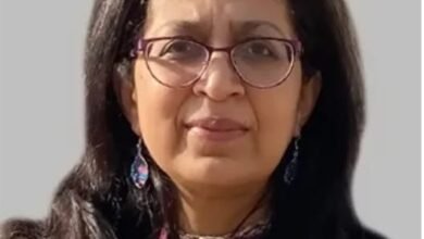 -एक वर्ष की आयु में भी नाम से बुलाने पर रिस्पॉन्ड नहीं करना, आई कांटेक्ट नहीं करना ऑटिज्म के लक्षण