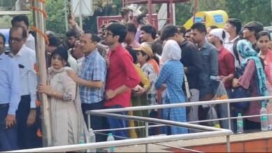 हनुमान जयंती के अवसर पर दिल्ली के कनॉट प्लेस स्थित प्राचीन हनुमान मंदिर में दिखी भक्तों की भारी भीड़