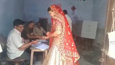 गाजियाबाद में मतदान के दौरान 7 फेरे लेने से पहले दुल्हन ने किया मतदान