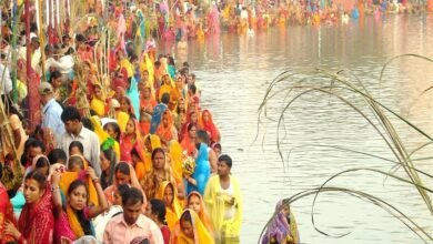 श्रीसूर्यदेव पूजा समिति अध्यक्ष मुन्ना कुमार शर्मा ने बताया कि शुक्रवार को छठ मैया की स्थापना होगी। घर की साफ-सफाई और स्नान के बाद कहू और चने की दाल से बनी सब्जी के साथ चावल का भोग ग्रहण किया जाएगा