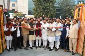 सोमवार को नामांकन के बाद सेक्टर 49 बरौला हनुमान मंदिर यू टर्न के निकट इंडिया गठबंधन के प्रत्याशी डॉक्टर महेंद्र नागर की उपस्थिति में नोएडा विधानसभा में हवन पूजन के साथ कार्यालय का उद्घघाटन किया गया