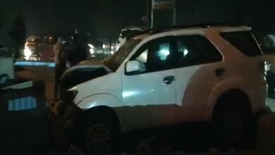 थाना बिसरख क्षेत्र में एक अज्ञात फॉर्च्यूनर कार के चालक ने तेजी और लापरवाही से वाहन चलाते हुए सड़क पर पैदल जा रही एक महिला को कुचल दिया