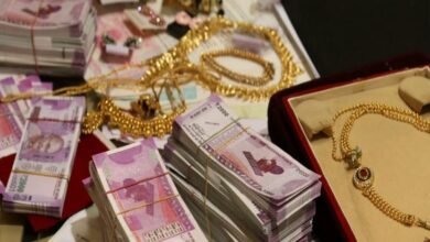 थाना दादरी क्षेत्र के बोड़ाकी गांव में रहने वाले एक मोटर ड्राइविंग संचालक के घर पर धावा बोलकर अज्ञात बदमाशों ने लाखों रुपए कीमत के सोने चांदी के जेवरात, ढाई लाख रुपया नगद और अन्य कीमती सामान चोरी कर लिया। घटना की रिपोर्ट दर्ज कर पुलिस मामले की जांच कर रही है