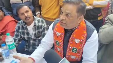 Karol Bagh: रिहायशी इलाके में खुला शराब के ठेका, भाजपा नेता विजय शेखर गुप्ता बैठे आमरण अनशन पर