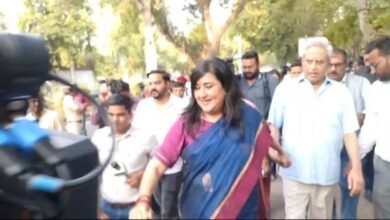 दिल्ली सीट से BJP प्रत्याशी बांसुरी स्वराज ने डाला वोट, लोगो से की जमकर वोट करने की अपील