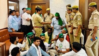 सोमवार को नोएडा प्राधिकरण सीईओ लोकेश एम से मिलने किसान पहुंचे