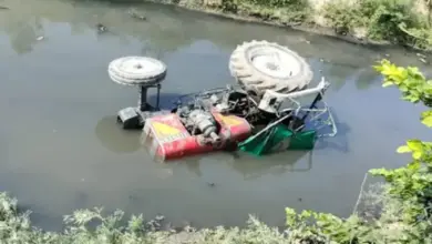 थाना भोजपुर के हृदयपुर भंडौला गांव में एक ट्रैक्टर ट्राली अनियंत्रित होकर 10 फीट गहरे नाले में जा गिरी