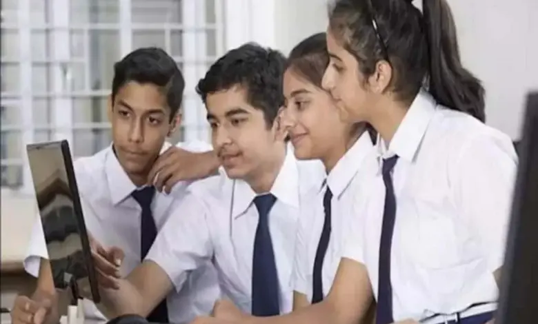 जिले में यूपी बोर्ड, सीबीएसई और सीआईएससीई के 51 मेधावी छात्र-छात्राओं को सम्मानित किया जाएगा। इस सभी को राज्य और जिला स्तरीय पुरस्कार से नवाजा जाएगा। बताया जा रहा है कि प्रदेश के सीएम योगी इन्हें सम्मानित करेंगे।