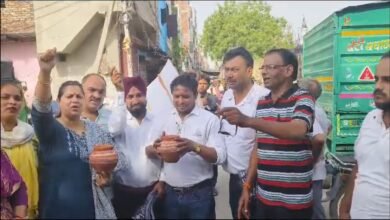 न्यू संजय अमर कॉलोनी और भीकम सिंह कॉलोनी की जनता ने केजरीवाल के खिलाफ मटका फोड़ प्रदर्शन किया