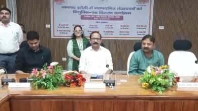 उत्तर प्रदेश अधीनस्थ सेवा चयन आयोग के द्वारा बुधवार को प्रदेशभर में 7720 लेखपालों को नियुक्ति पत्र वितरित किए