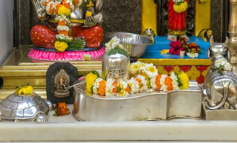 सेक्टर-100 स्थित वोड़ा महादेव मंदिर के महंत जयराम भारती ने बताया कि रुद्राभिषेक कराने के लिए भक्तों द्वारा मंदिर में सपर्क कर बुकिंग कराई गई है। इसके लिए काशी, प्रयागराज और हरिद्वार के विद्वान पंडितों को बुलाया गया है