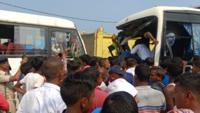 बस और पिकअप की टक्कर में घायल व्यक्ति का पैर कटा