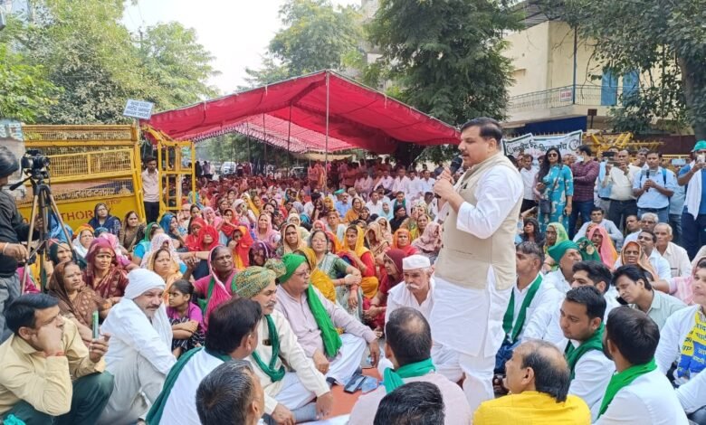 नोएडा प्राधिकरण के गेट पर किसानों ने हाई पावर कमेटी की प्रति जलाई