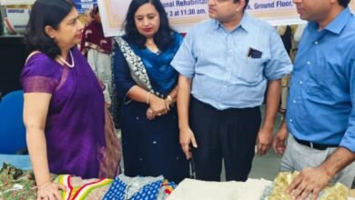 दिव्यांगजनों द्वारा सिले गए कपड़ों और सजावटी वस्तुओं की बिक्री के लिए वीरवार को सफदरजंग अस्पताल में एक प्रदर्शनी का आयोजन किया गया।