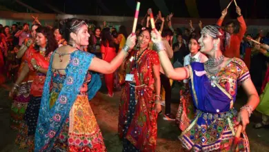 दुर्गा पूजा को लेकर तैयारियां जोरों से चल रही है। पंडाल बनाने का कार्य लगभग सभी जगह पूरा हो चुका है।