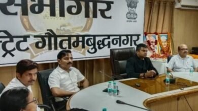 गांधी और शास्त्री जयंती पर डीएम ने दी श्रद्धांजलि