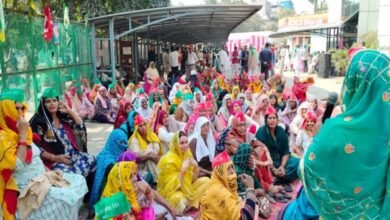 किसानों और महिलाओं के कब्जे में यमुना प्राधिकरण,
