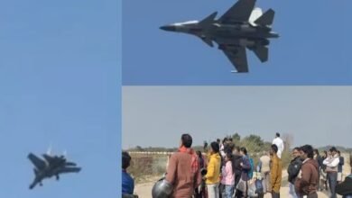 नई दिल्ली/बेंगलुरु: -स्वदेशी लड़ाकू विमान तेजस ने योद्धा फॉर्मेशन में भरी उड़ान, दिखाए हवाई करतब