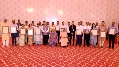 प्रधानमंत्री को राधा-कृष्ण की लीलाओं से आच्छादित अंगवस्त्र और वाराणसी के जीआई टैग प्राप्त काष्ठकला से निर्मित कमल छत्र किया भेंट