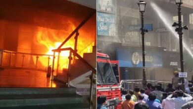 उत्तर प्रदेश, नोएडा: सेक्टर 18 में लगी भीषण आग, दफ्तर और शोरूम के शीशे तोड़कर नीचे कूदे लोग
