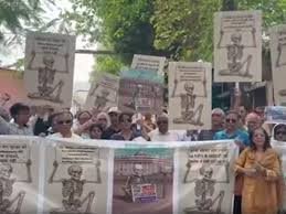 उत्तर प्रदेश, नोएडा: बिल्डर ऑफिस के बाहर सैकड़ों होमबायर्स का प्रदर्शन