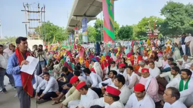उत्तर प्रदेश, नोएडा: ग्रेनो प्राधिकरण दफ्तर पर किसानों का प्रदर्शन