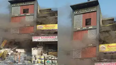 उत्तर प्रदेश, नोएडा: दुकान में लगी भीषण आग, करीब सात घंटे से आग पर काबू करने का प्रयास जारी