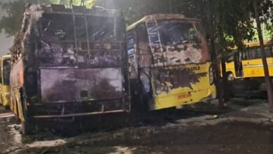 उत्तर प्रदेश, नोएडा: दो बसों में आग लगने से एक व्यक्ति की मौत
