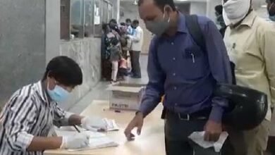 उत्तर प्रदेश, नोएडा: गौतमबुद्ध नगर में तैनात चिकित्सक को प्रयागराज पीएचसी से मिल रहा वेतन, कोरोना के दौरान किए गए थे संबद्ध